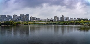 湖畔城市风光
