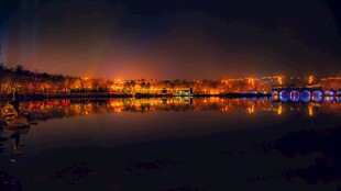 城市夜景湖面倒影璀璨灯火