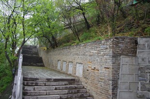 山间石砌阶梯与绿植相伴