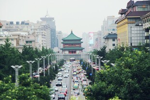 城市街道与古典建筑景观
