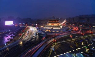 城市夜景中的繁华交通枢纽