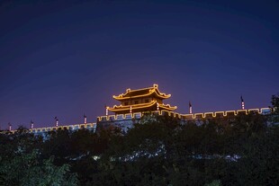 夜幕下的古建筑灯火辉煌
