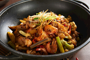 美味干锅食材丰富诱人