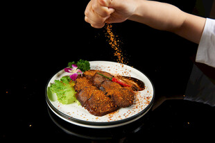 手撒调料的美味烤肉料理