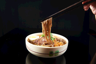 筷子夹起的美味面条