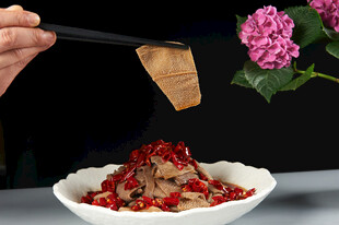 筷子夹起美味毛肚