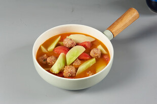 锅中美味肉丸蔬菜汤