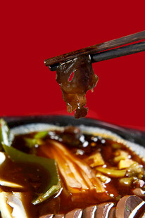 筷子夹起美味火锅食材