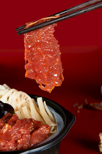 筷子夹起美味火锅肉片