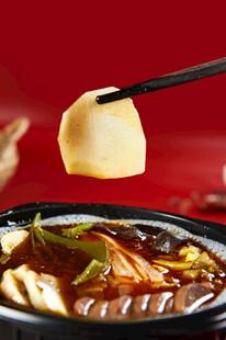 筷子夹起的美味火锅食材