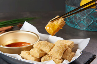 金黄酥脆炸物蘸酱诱人