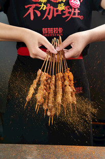 美味烤串现场撒料瞬间