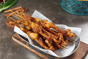 美味烤牛蛙串诱人色泽