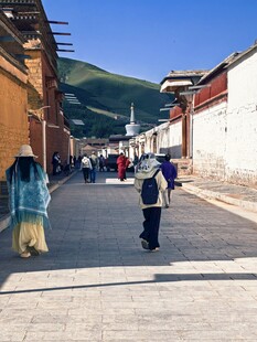 古巷行人 感受宁静氛围