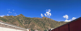 蓝天红墙下的建筑风景