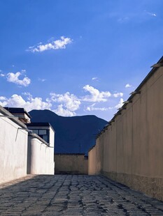 古巷蓝天远山静谧景致
