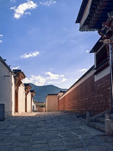 古巷风光 传统建筑映蓝天