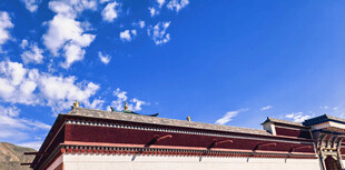 藏式建筑 蓝天白云下的风景