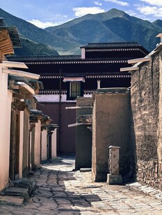 古巷民居 远山映衬的宁静