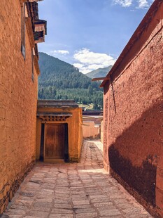 古巷风光 藏式建筑与远山