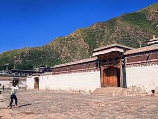 藏式建筑前的开阔广场