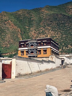 藏式建筑坐落于青山之下