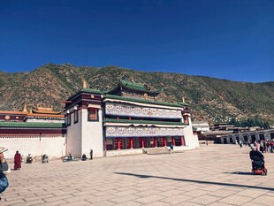 藏式建筑广场  游人漫步