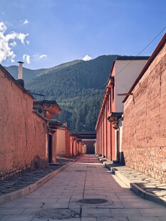 古巷红墙 远山相伴