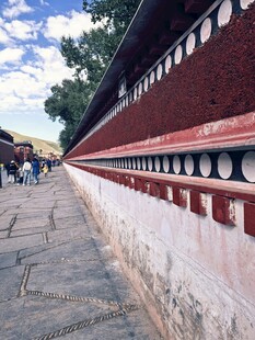 藏式红墙旁的行人步道