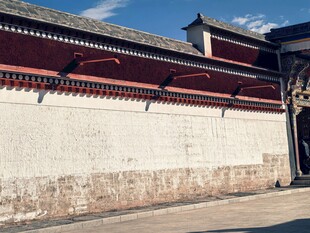中式古建筑白墙红檐一角