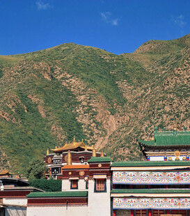 藏式建筑背靠青山美景