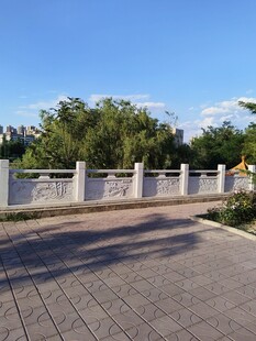 户外整洁的砖石铺就道路