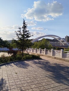 户外广场与远处建筑景观