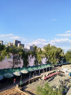 河畔风景 遮阳篷下的休闲处