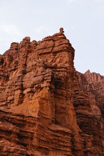 红色嶙峋岩石景观