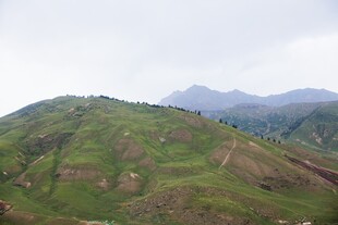 青山连绵的秀丽山间景色