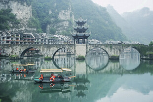 山水间的古桥与游船美景