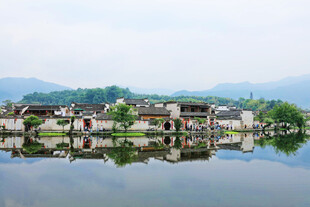 江南水乡宁静村落倒影