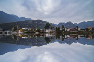 湖畔小镇山水倒影美景