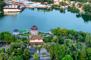 湖畔楼阁美景俯瞰