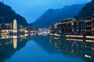 山水间的璀璨古镇夜景