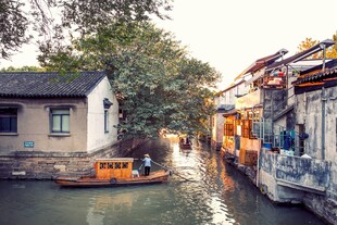 江南水乡小船悠游景象