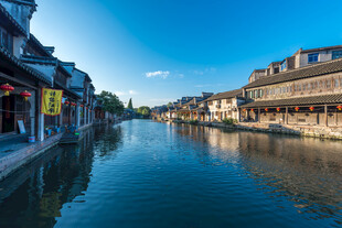 江南水乡河道旁的古朴建筑