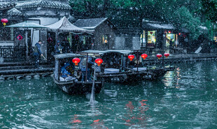 江南水乡夜泊的乌篷船