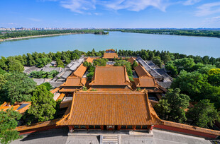 俯瞰中式古建筑与湖景风光
