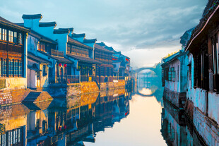 江南水乡古桥倒影美景