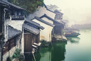 江南水乡古宅临水而立