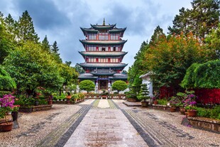 古雅宝塔立于葱郁园林