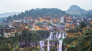 山间小镇夜景