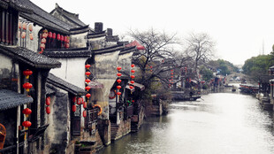 江南水乡古街临河景致